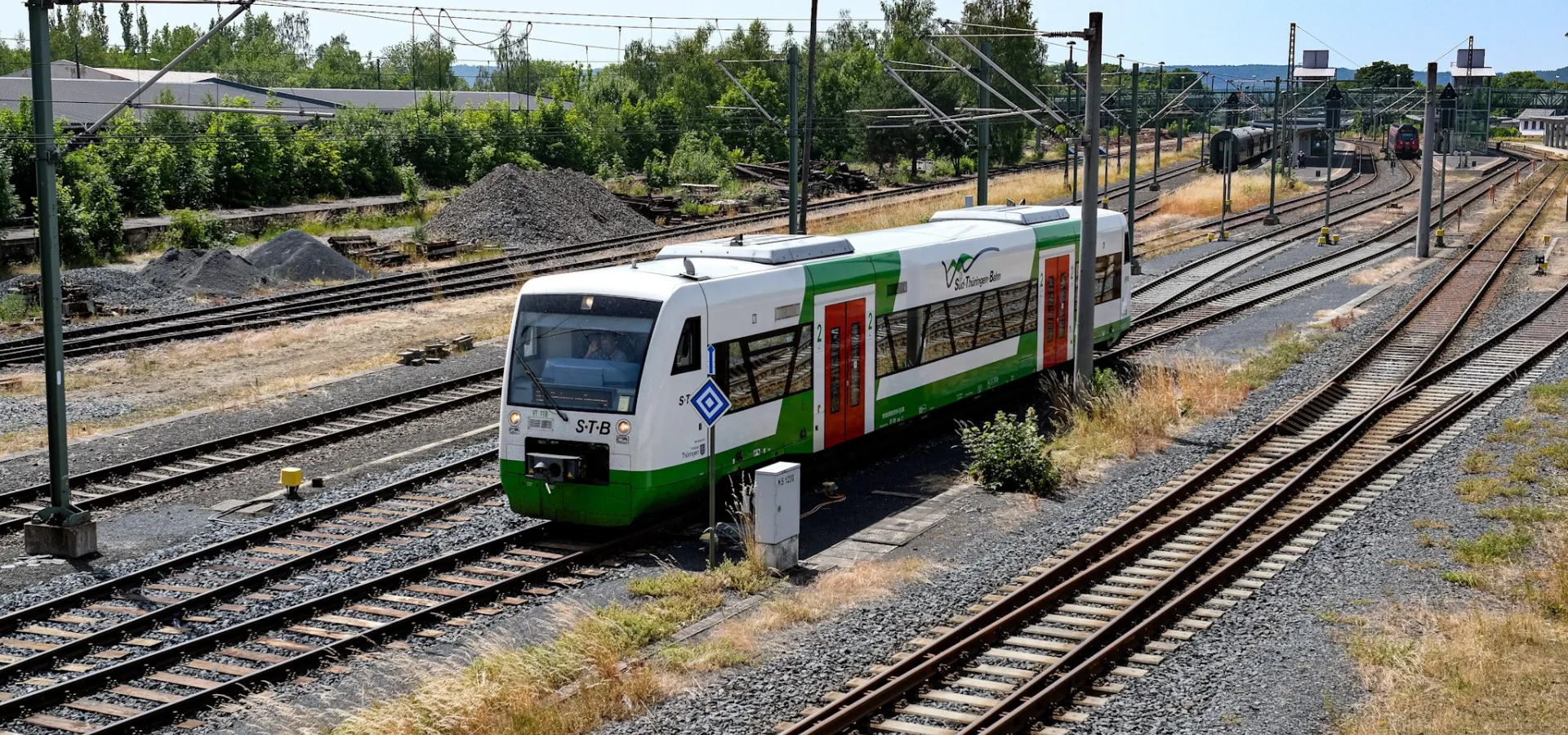 Zug steht an der Landesgrenze - Sonneberg Hauptbahnhof