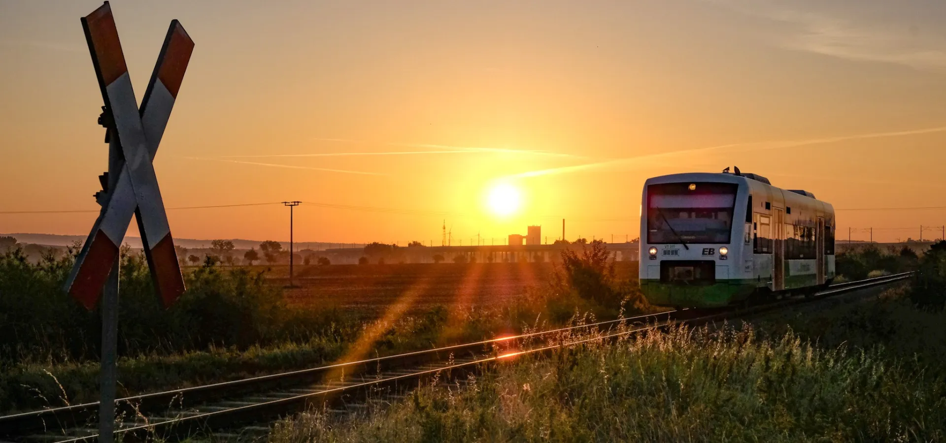 Zug im Sonnenaufgang