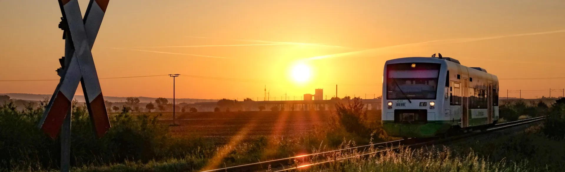 Zug im Sonnenaufgang