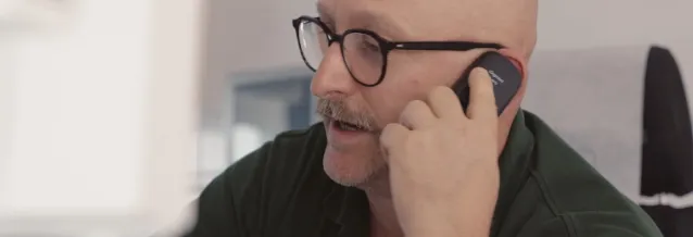 Mann mit Telefon am Ohr